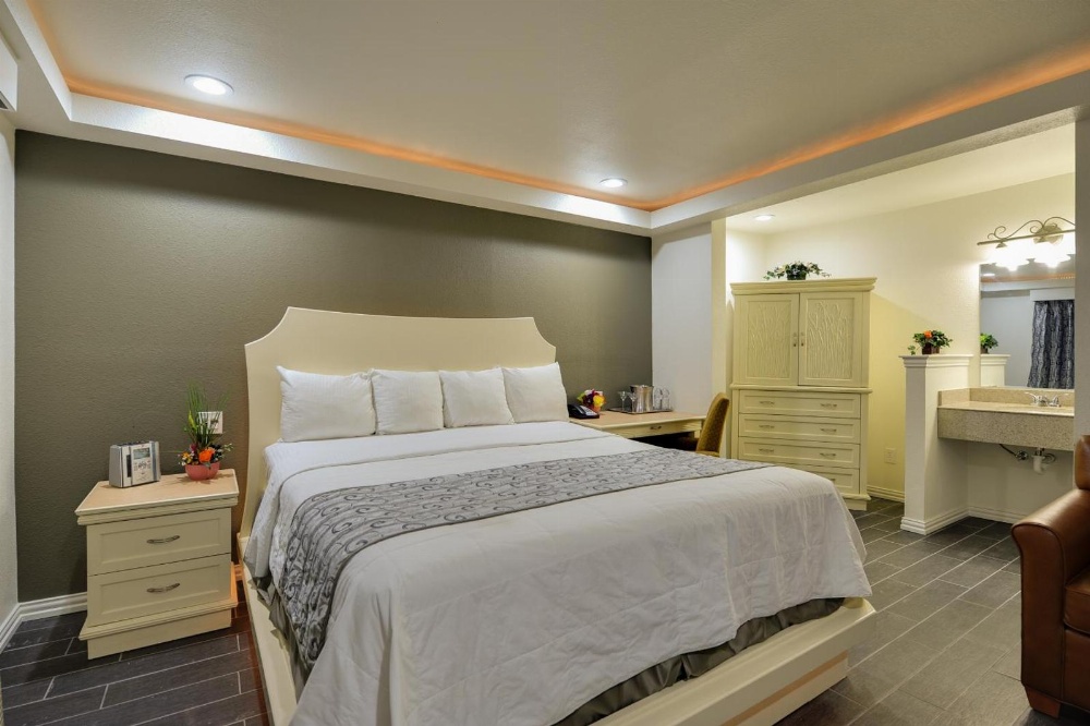 Romantic Inn & Suites