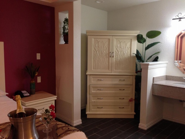 Romantic Inn & Suites image 11