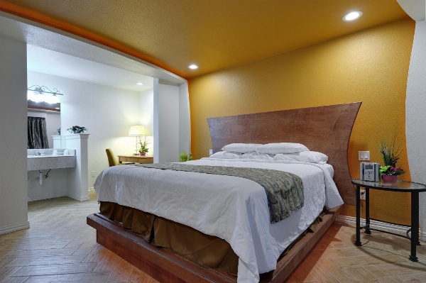 Romantic Inn & Suites image 37