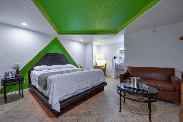 Romantic Inn & Suites image 39