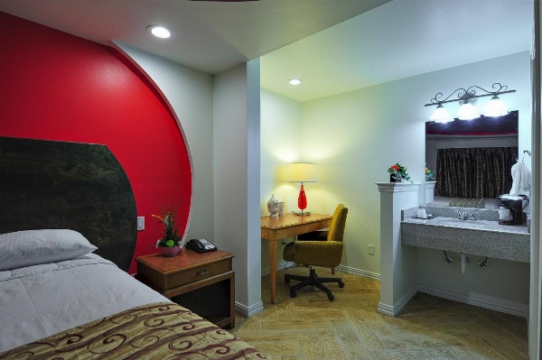 Romantic Inn & Suites image 43