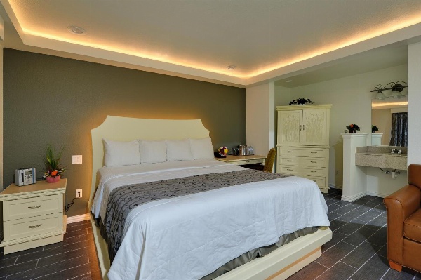 Romantic Inn & Suites image 6
